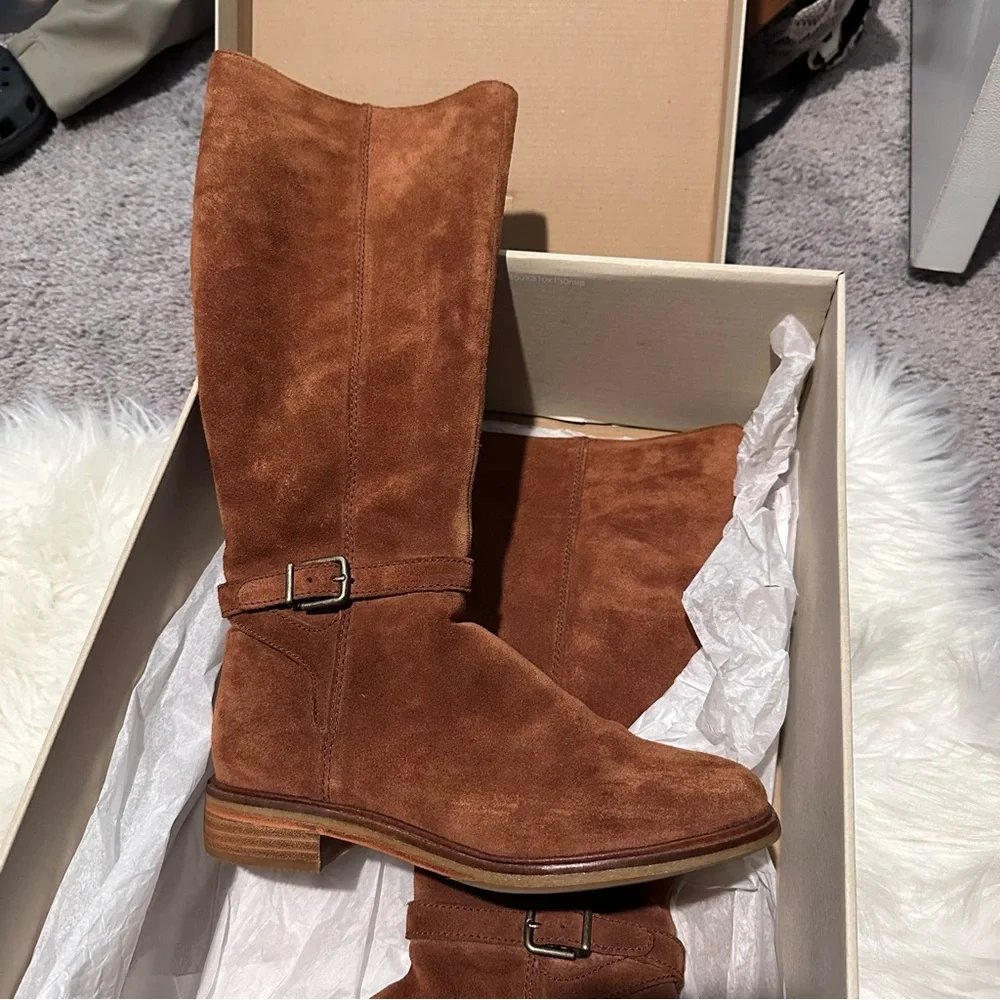 New in box Clarks Clarkdale CLAD Dark Tan‎ Suede